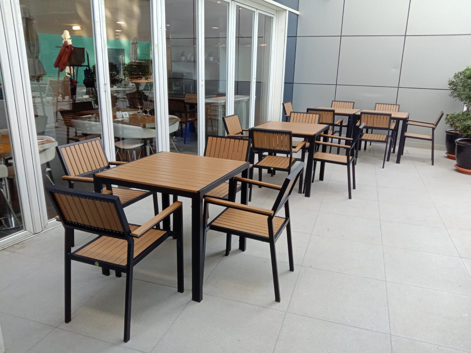 Aluminium & teak outdoor restaurant tables